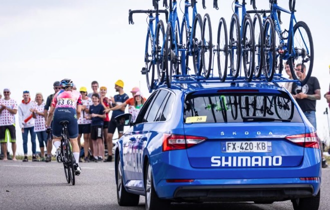 Los ángeles de la guarda azules de los ciclistas en el Tour